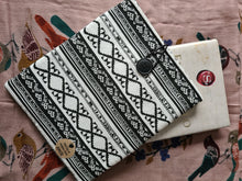 Cargar imagen en el visor de la galería, Funda Libro Trival Blanco y Negro
